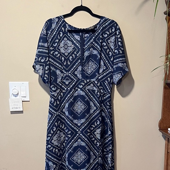 Forever 21 Contemporary Navy & White Geometric Paisley/Floral Print Maxi Dress - Picture 7 of 16